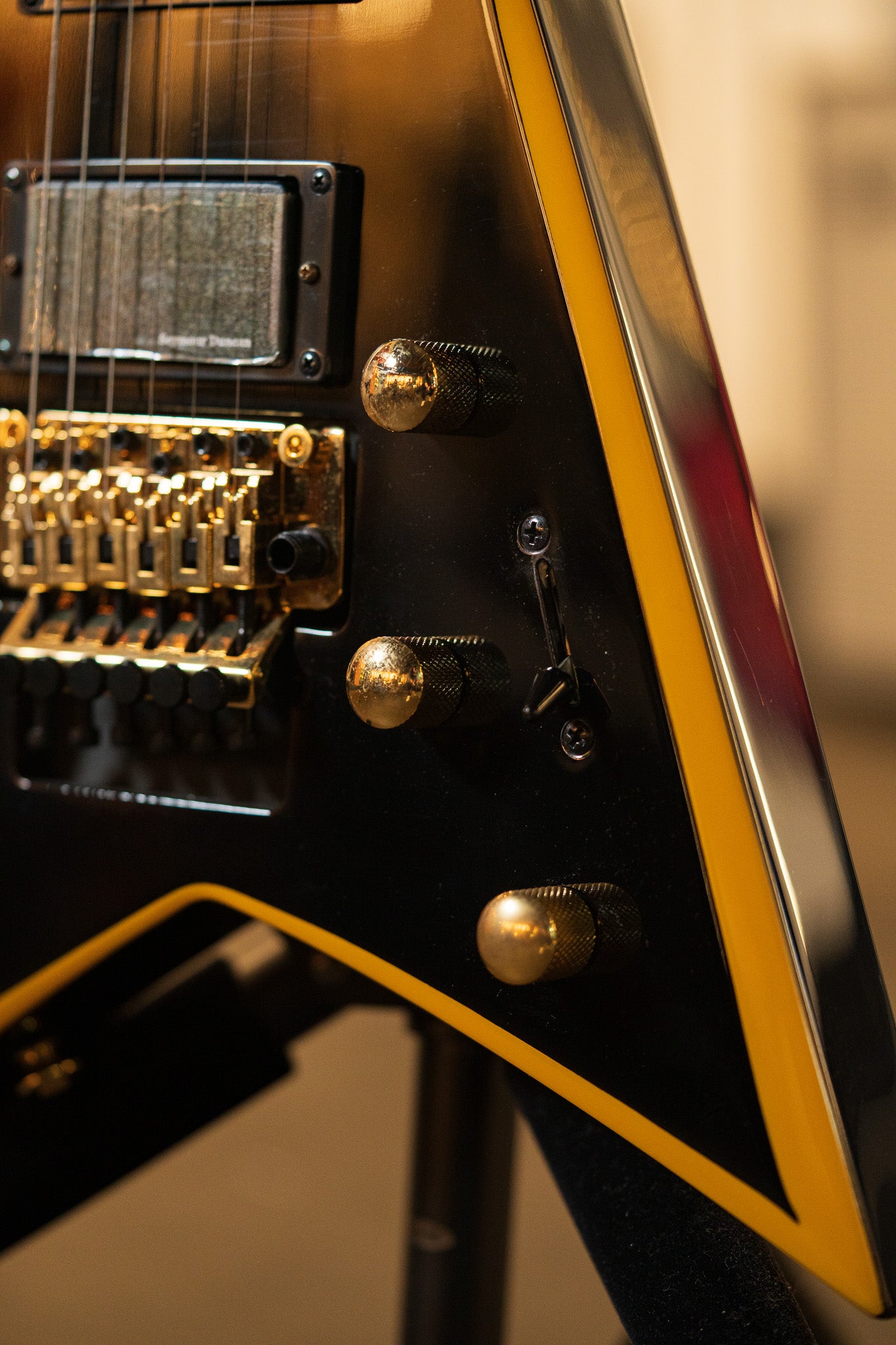 JACKSON X SERIES RHOADS RRX24 - BLACK YELOW BEVELS – Tarará Music