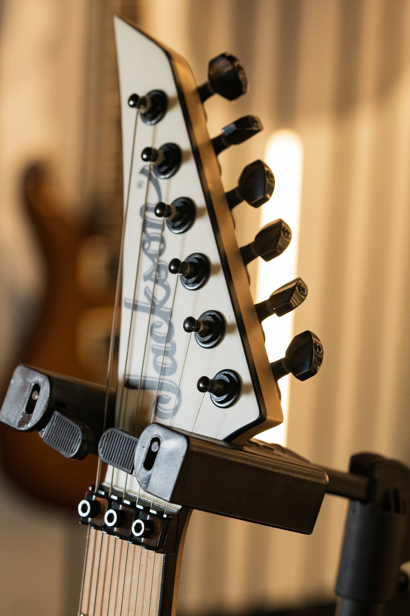 ギター HUMPRACK High Definition D.I. JACKSON PRO SERIES DK2RMG-M DINKY SATIN WHITE – Tarará Music